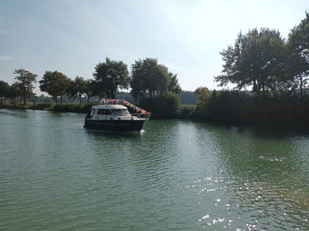 Die Aquamarin II als erstes Boot des Konvois, über die Toppen geflaggt